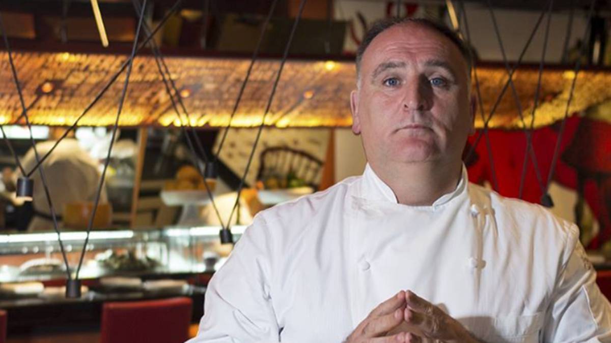 El chef español José Andrés posando en una cocina. Foto Facebook.