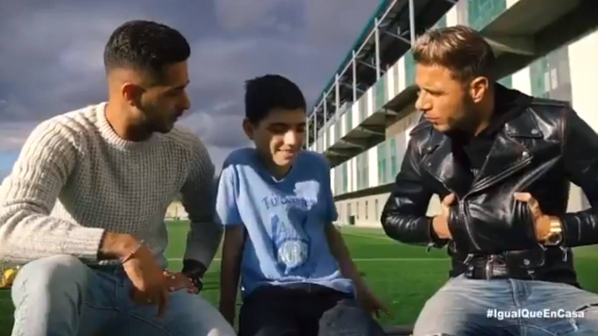 Los futbolistas Joaquín y Sergio León con David, un niño fan del Betis que ha sido trasplantado de siete órganos. Captura Twitter