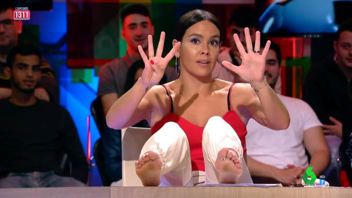 Cristina Pedroche en 'Zapeando' con los pies descalzos sobre la mesa y enseñando nueve dedos de sus manos para responder a la 'manita' de Cristiano Ronaldo al Atlético de Madrid en su cruce de Champions 2019 con la Juventus y lanzar un zasca al portugués. Captura La Sexta
