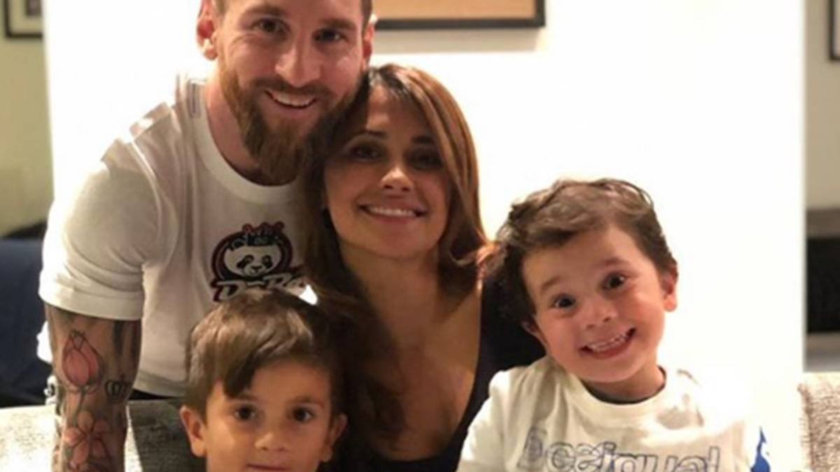 Leo Messi con su mujer, Antonella Roccuzzo, y sus hijos Thiago y Mateo celebrando el 31º cumpleaños de Roccuzzo el 26 de febrero de 2019. Foto Instagram @leomessi