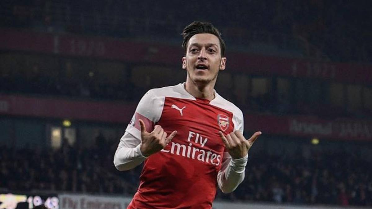 Özil revela que llegó a dejar el fútbol por el ping pong