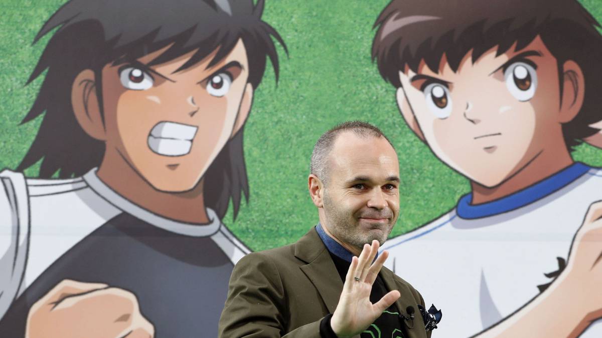 Andrés Iniesta durante la inauguración de una estación de tren de Tokio dedicada a de mítica serie de animación sobre fútbol "Captain Tsubasa" (conocido en España como 'Oliver y Benji' o 'Campeones'). FOTO: Shinji Kita/AP