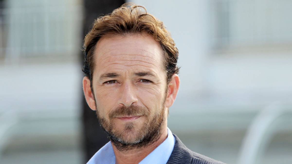 El actor Luke Perry posando durante un evento promocional de la serie "Goodnight for Justice" en octubre de 2010. FOTO: VALERY HACHE/AFP