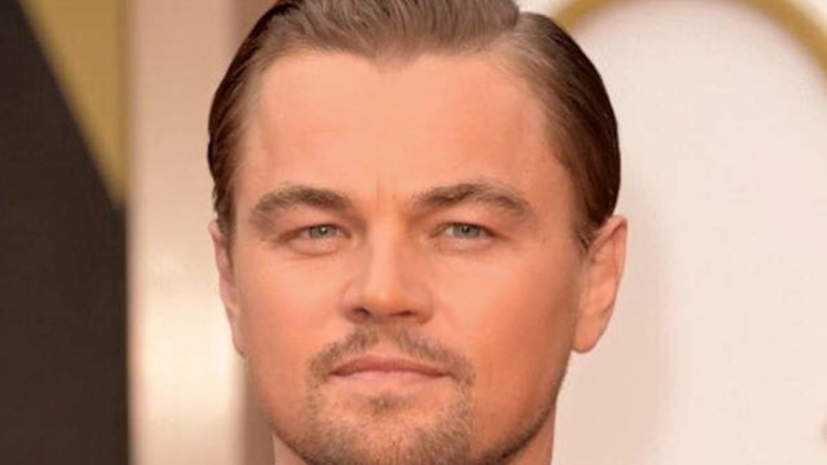 El actor Leonardo DiCaprio posando con traje en una alfombra roja. FOTO: Facebook