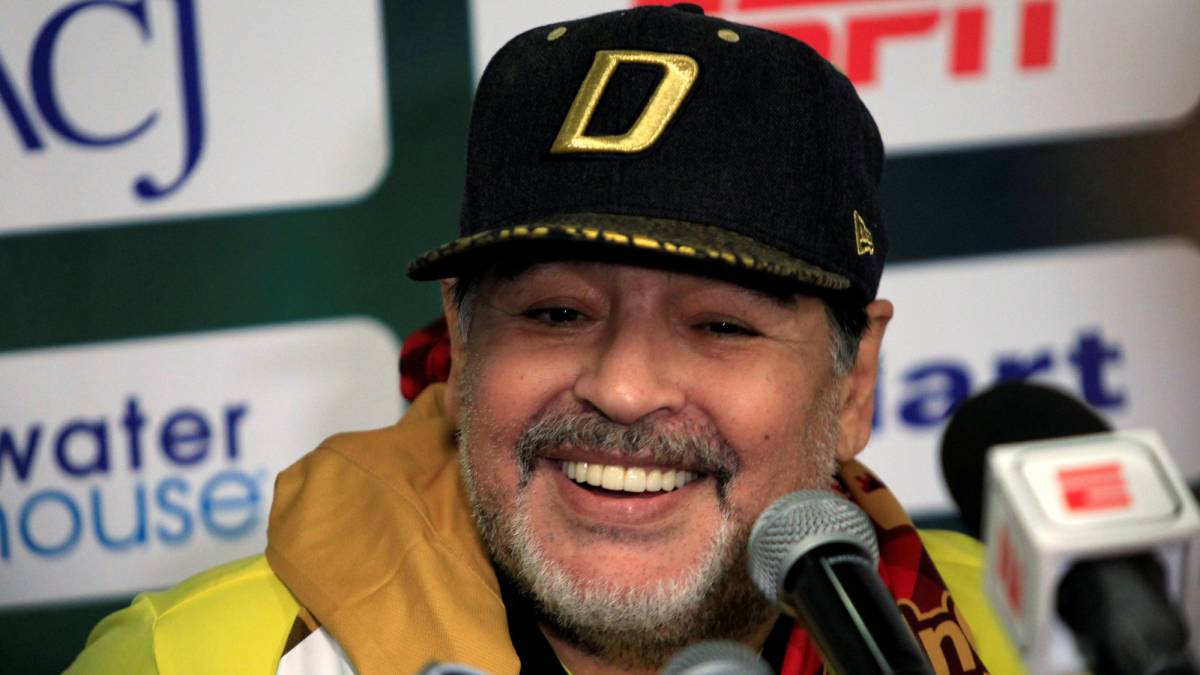 Diego Armando Maradona sonriendo durante una rueda de prensa como entrenador de los Dorados de Sinaloa. FOTO: José Luis González/REUTERS