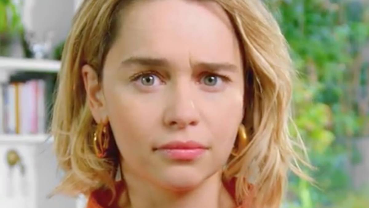 Emilia Clarke saca partido a sus cejas y ahora se comunica con ellas