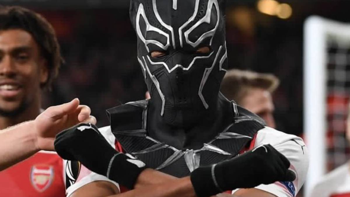 La última locura de Aubameyang: Se viste de Black Panther en mitad de un partido