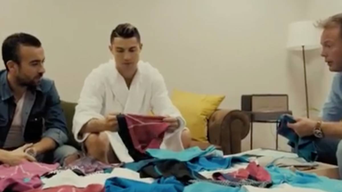 Cristiano, en albornoz para decidir la nueva colección de calzoncillos de su marca