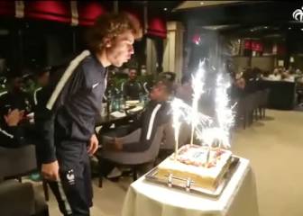 La selección francesa sorprendió a Griezmann con esta tarta de cumpleaños