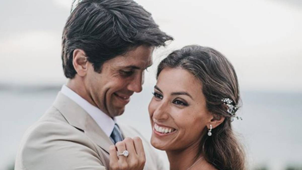 Fernando Verdasco y Ana Boyer muy sonrientes y abrazados el día de su boda, 7 de diciembre de 2017. Foto Instagram @anaboyer