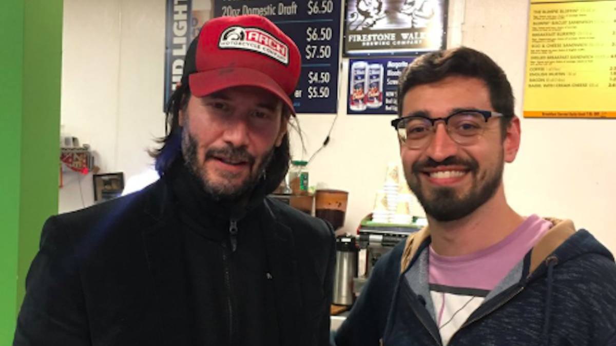 Keanu Reeves ejerce de guía turístico y líder tras un aterrizaje de emergencia