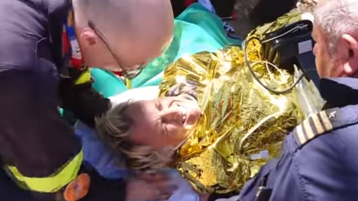 El aventurero y presentador Jesús Calleja siendo atendido in situ por los servicios médicos tras el accidente de bici que sufrió el 26 de marzo de 2019. Captura