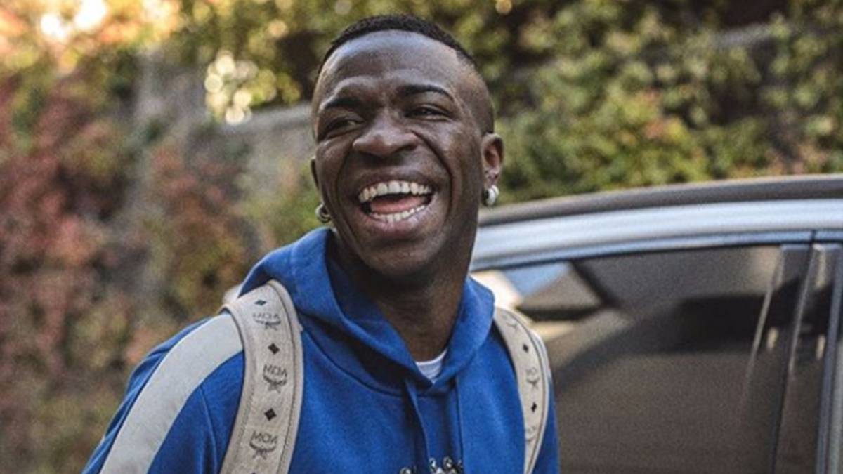 El futbolista Vinicius Júnior riéndose al lado de un coche. Foto Instagram @viniciusjunior