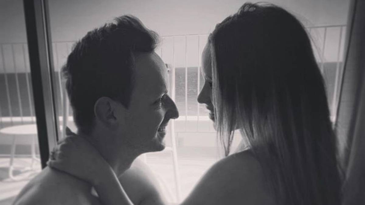 El futbolista Ivan Rakitic con su mujer, Raquel Mauri, desnudos y abrazados en un jacuzzi. Foto Instagram @raquel_mauri