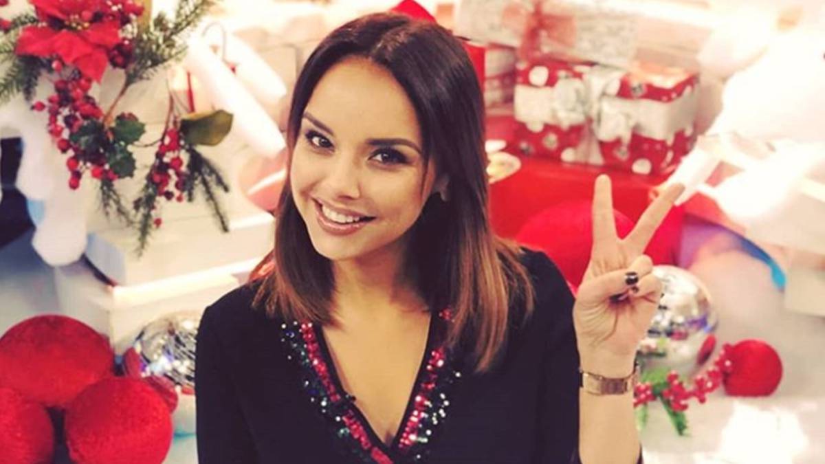 Chenoa sonriente y haciendo la señal de la victoria con la mano. Foto Instagram @chenoa