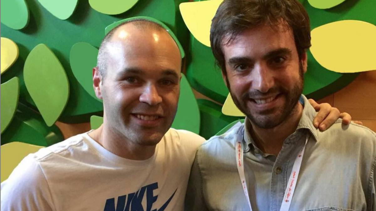 Andrés Iniesta junto al pediatra Antonio Cepillo.