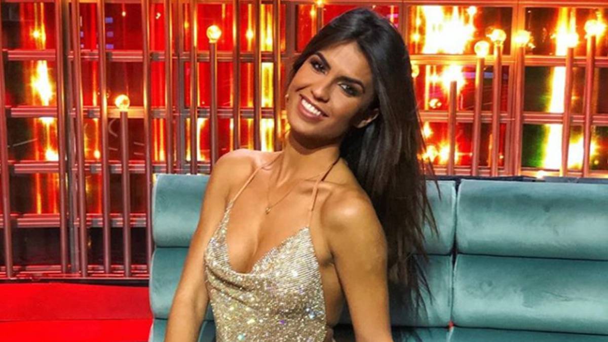 Sofía Suescun posando sonriente en un sillón de un plató de televisión. Foto Instagram @sofia_suescun