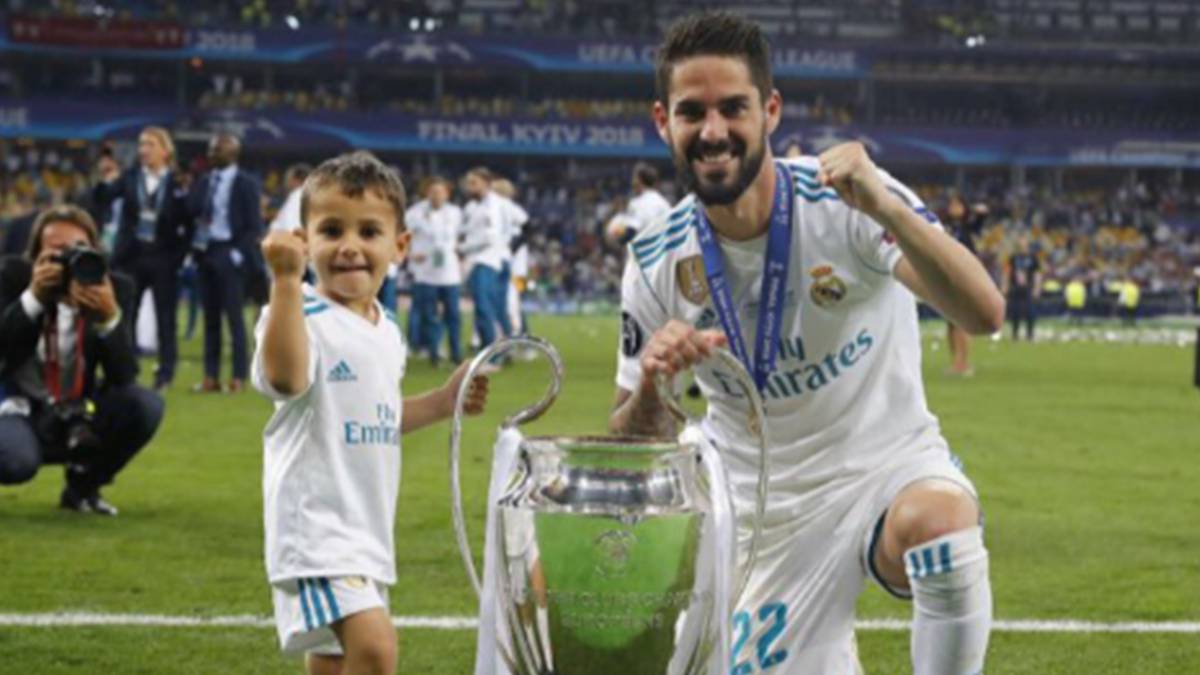 Isco con su hijo, Francisco Jr., celebrando la 13ª Champions del Real Madrid en Kiev. Foto Instagram @iscoalarcon