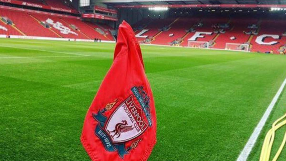 Imagen de Anfield, el estadio del Liverpool, vacío y a pie de campo desde uno de los corners. Foto Facebook