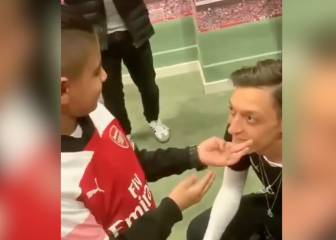 Por estos gestos los futbolistas se ganan el cielo: Özil y la tierna escena con un niño ciego
