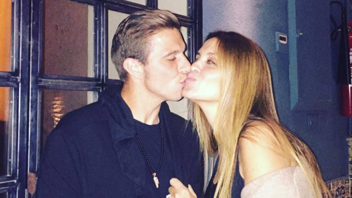El futbolista del Betis Joaquín Sánchez y su mujer, Susana Saborido, en una romántica fotografía en la que aparecen intercambiándose besos. Foto Instagram @susanayj7