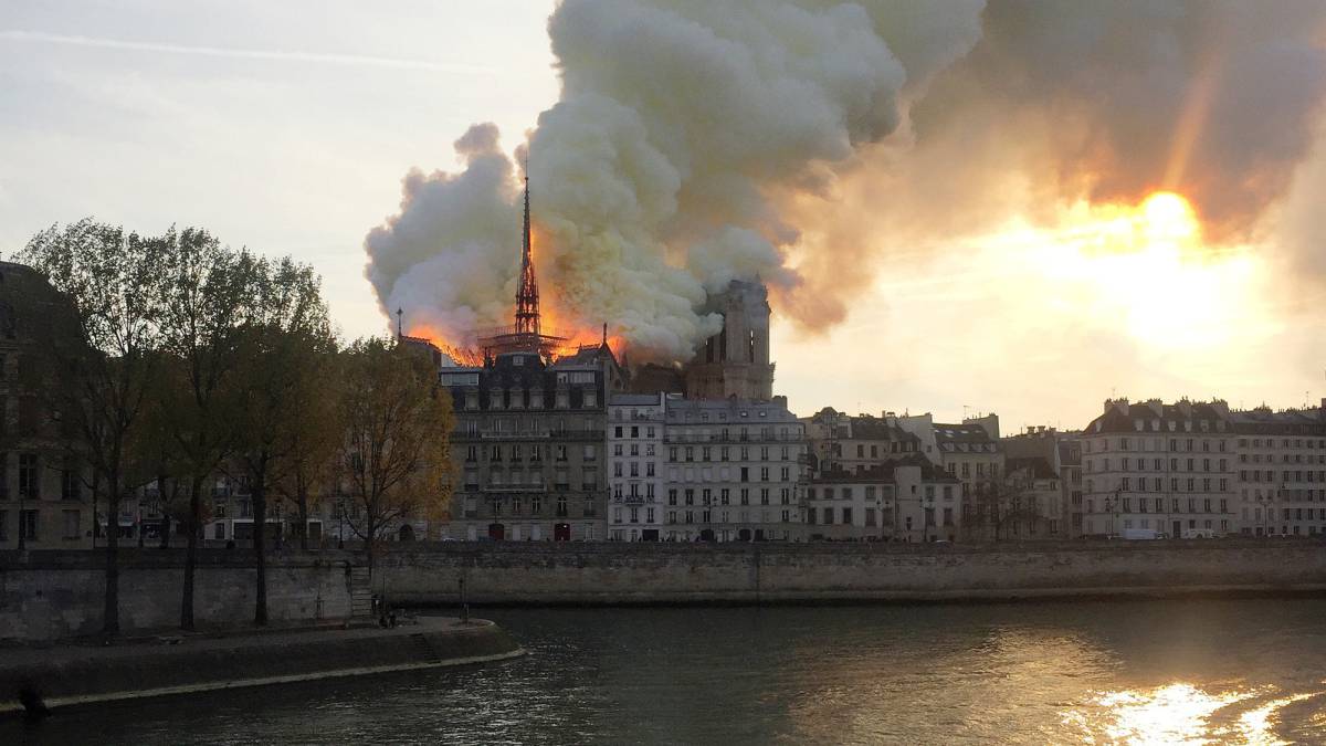 La catedral de Notre Dame de París sufre un incendio devastador