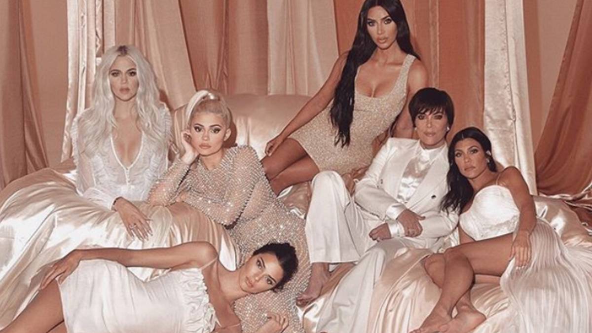 Las hermanas Kardashian-Jenner (Kourtney, Khloe, Kim, Kendall y Kylie) con su madre, Kris Jenner. Foto Instagram @kimkardashian