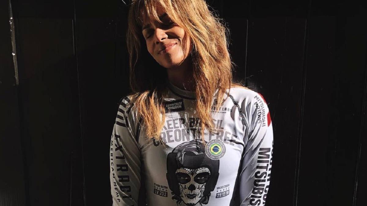 Halle Berry se pone en forma levantando... bloques de cemento