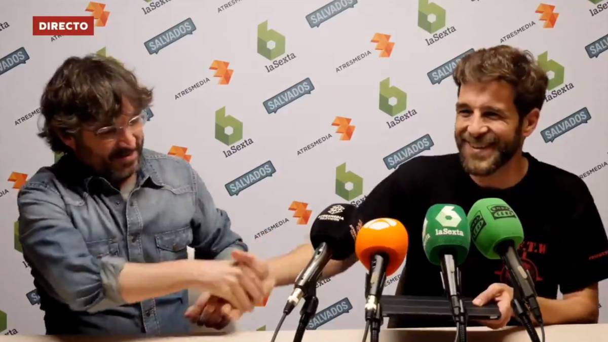 Jordi Évole y Gonzo dándose un apretón de manos en el vídeo que anuncia que ha compartido 'Salvados' en su cuenta de Twitter para anunciar el cambio de presentador de uno por otro. Captura Twitter @salvadostv