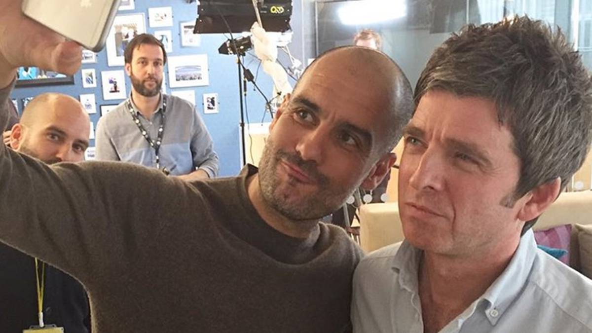 Pep Guardiola haciéndose un selfi con Noel Gallagher. Foto Instagram @themightyi