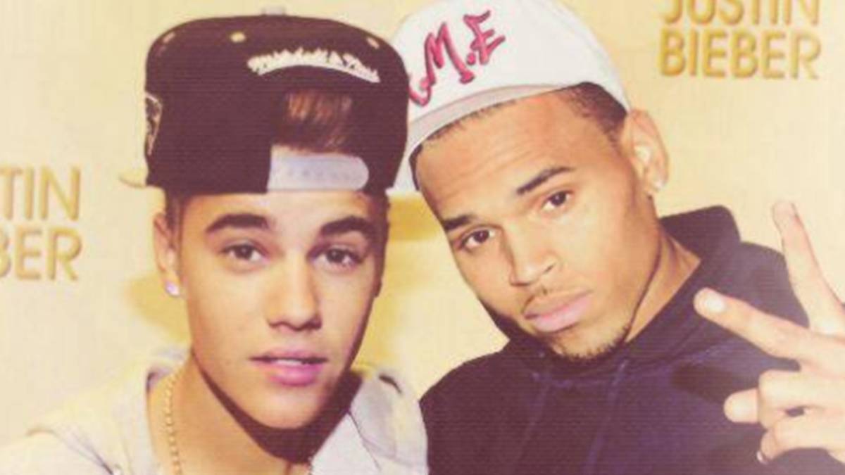 Los cantantes Justin Bieber y Chris Brown posando juntos. Foto Facebook