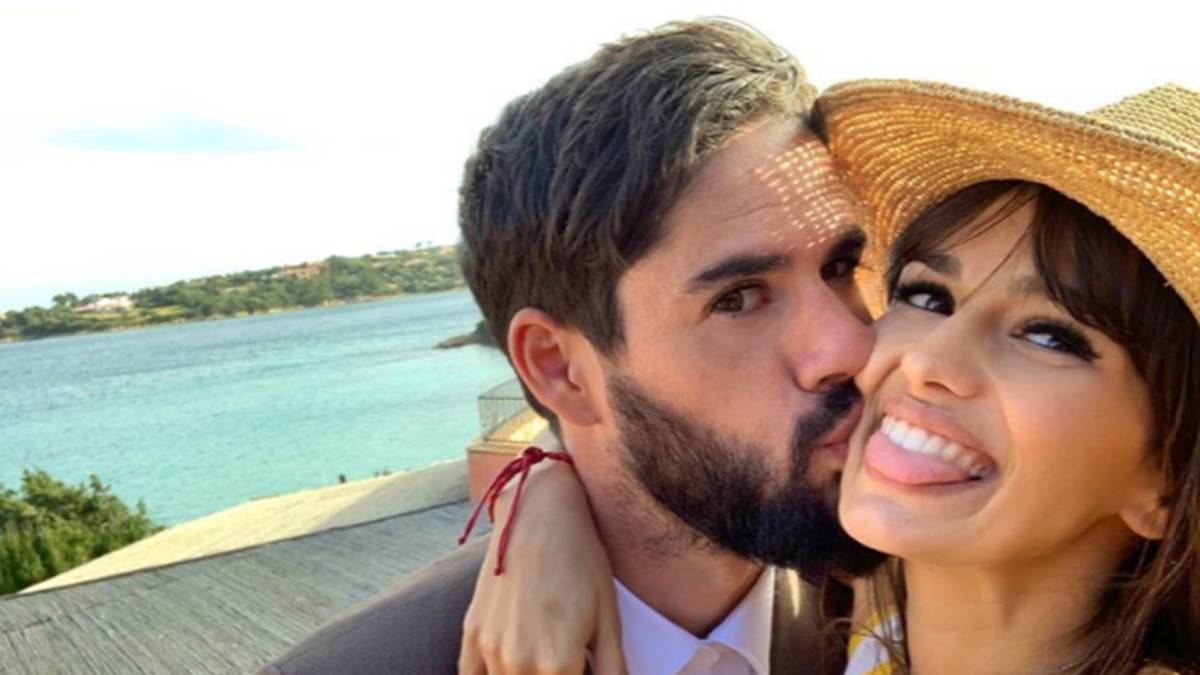 Isco Alarcón besando en la mejilla a Sara Sálamo. Foto Instagram @sarasalamo