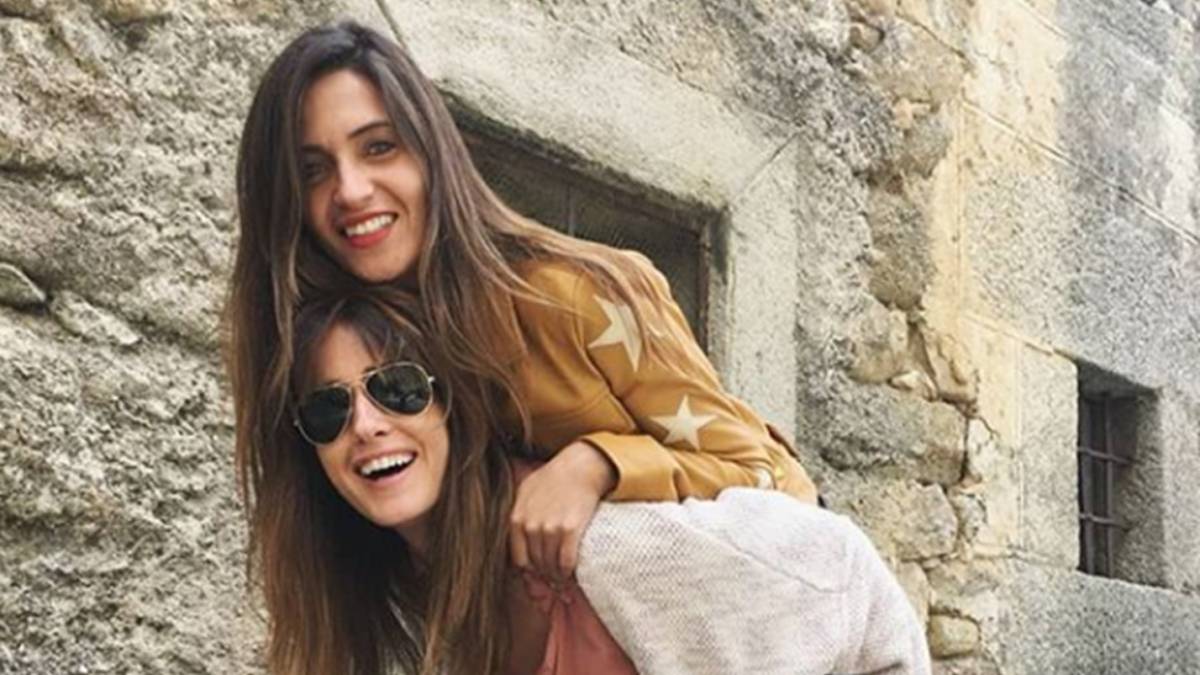 La periodista Sara Carbonero subida a 'caballito' de la también periodista y gran amiga suya Isabel Jiménez. Foto Instagram @isabeljimenezt5