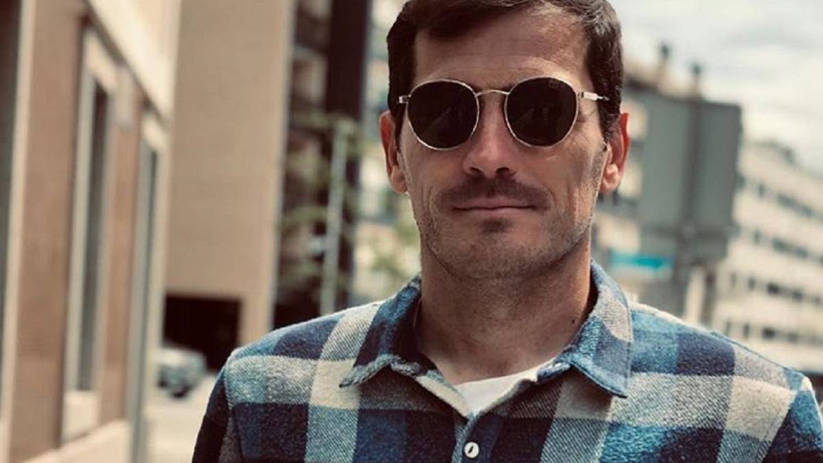 La vuelta a la "normalidad" de Iker Casillas: primer paseo por la playa de Oporto