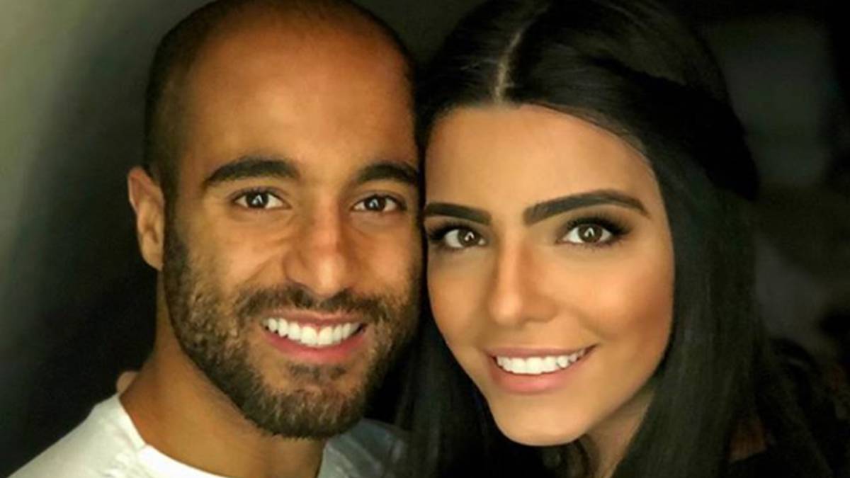 El futbolista brasileño Lucas Moura con su mujer, Larissa Saad. Foto Instagram @lariisaad