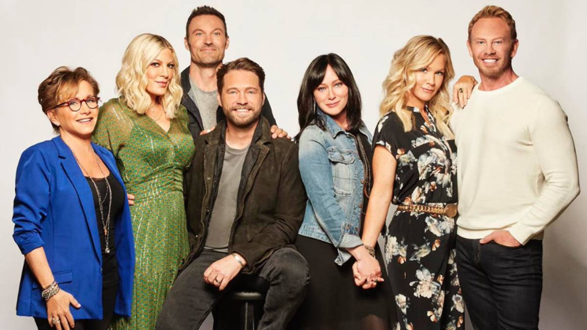 Los actores de 'Sensación de vivir' ('Beverly Hills, 90210') en una imagen promocional del remake de la serie: Jason Priestley (Brandon), Jennie Garth (Kelly), Ian Ziering (Steve), Gabrielle Carteris (Andrea), Brian Austin Green (David), Tori Spelling (Donna) y Shannen Doherty (Brenda). Foto Twitter