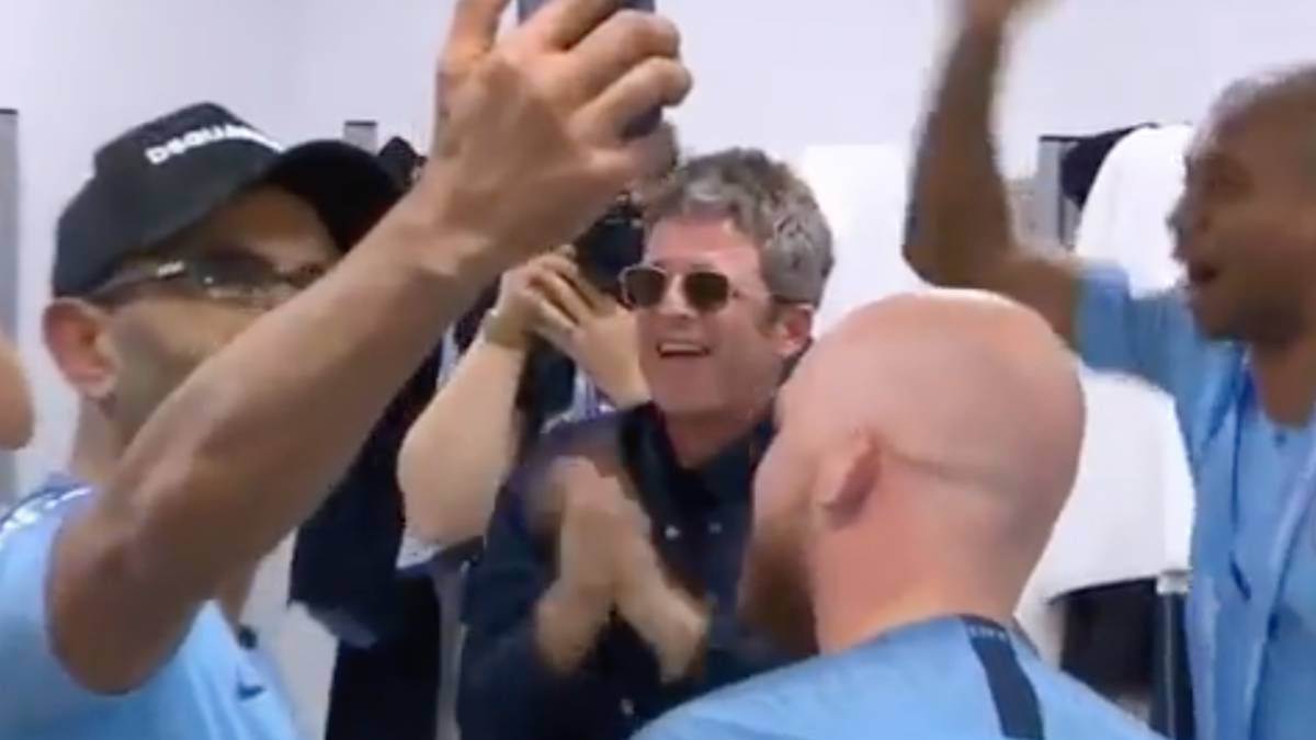 Noel Gallagher celebra la Premier en el vestuario del City a golpe de 'Wonderwall'