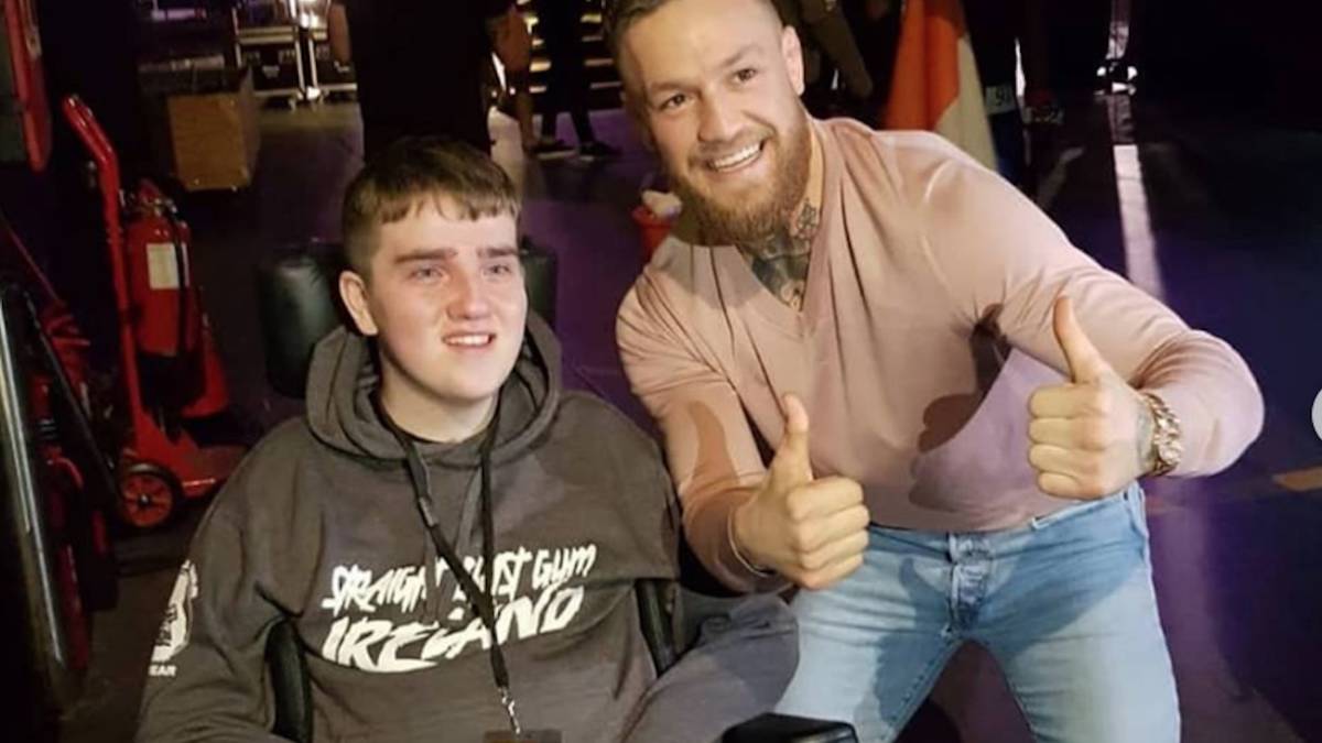 McGregor sorprende a un joven con parálisis tras solucionar sus problemas legales