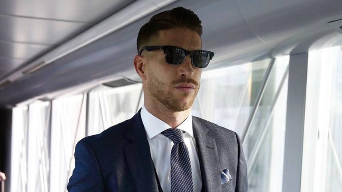 El futbolista Sergio Ramos vestido con traje durante un viaje oficial con el Real Madrid. Foto Instagram @sergioramos