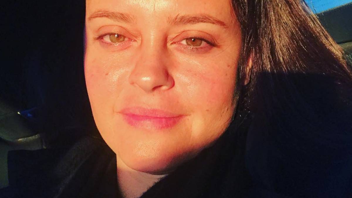 Shaila Dúrcal muestra con naturalidad su dedo amputado