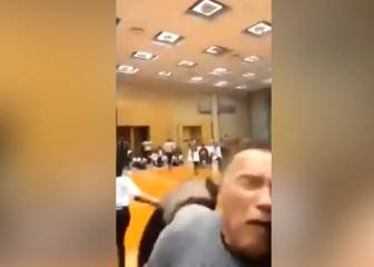 Agreden a Schwarzenegger por la espalda con una patada voladora