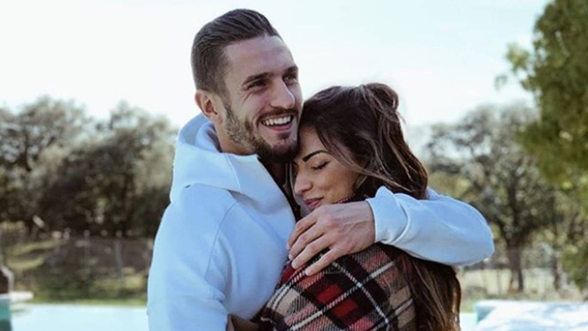 El futbolista Koke sonriente mientras abraza a su mujer, Beatriz Espejel. Foto Instagram @beatrizespejel
