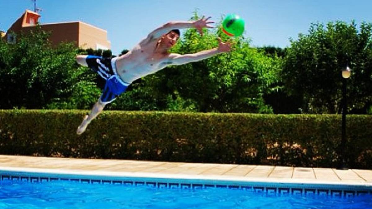 Thibaut Courtois: sol, playa y cachimba en Ibiza tras su temporada más difícil
