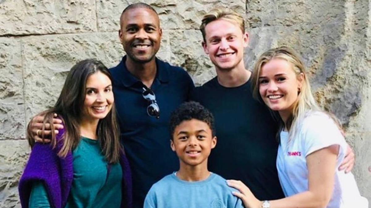 Frenkie De Jong en Barcelona con su novia, Mikky Kiemeney, con la familia Kluivert: Patrick Kluivert, su mujer y su hijo Shane. Foto Instagram @shanekluivert