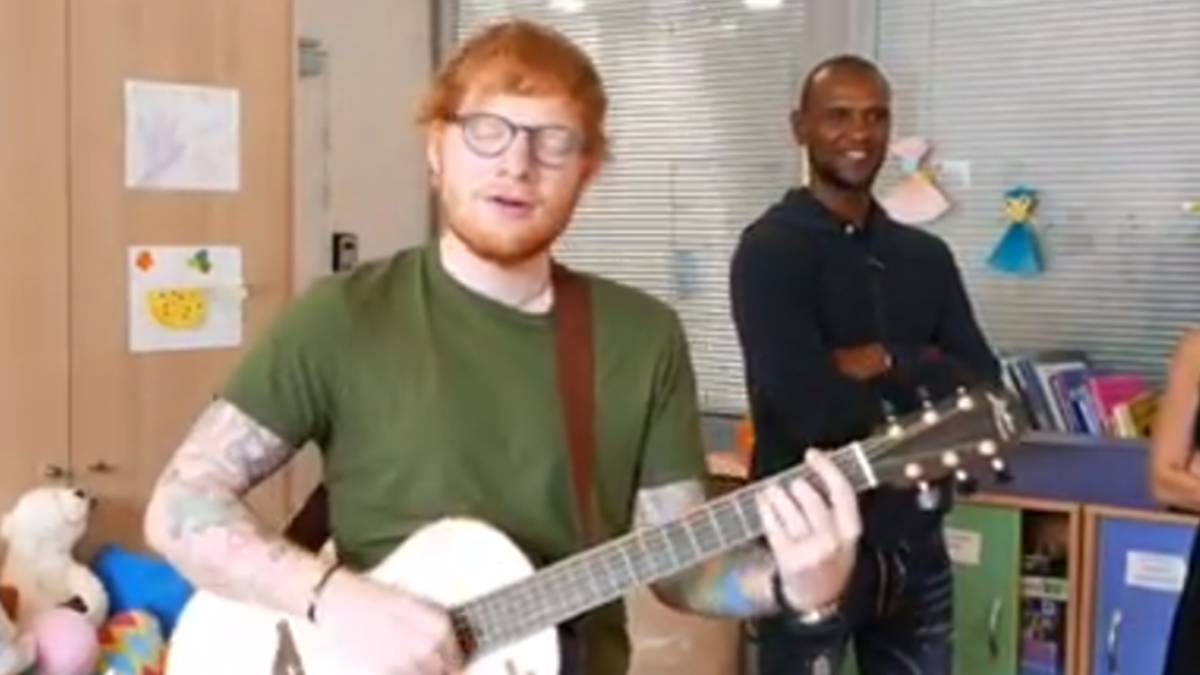 El cantante británico Ed Sheeran cantando 'Shape of you' durante su visita al Instituto de hematología y oncología pediátrica de Lyon de la mano de la Fundación Eric Abidal y acompañado por el propio Abidal. Foto Instagram @ericabidal22foundation