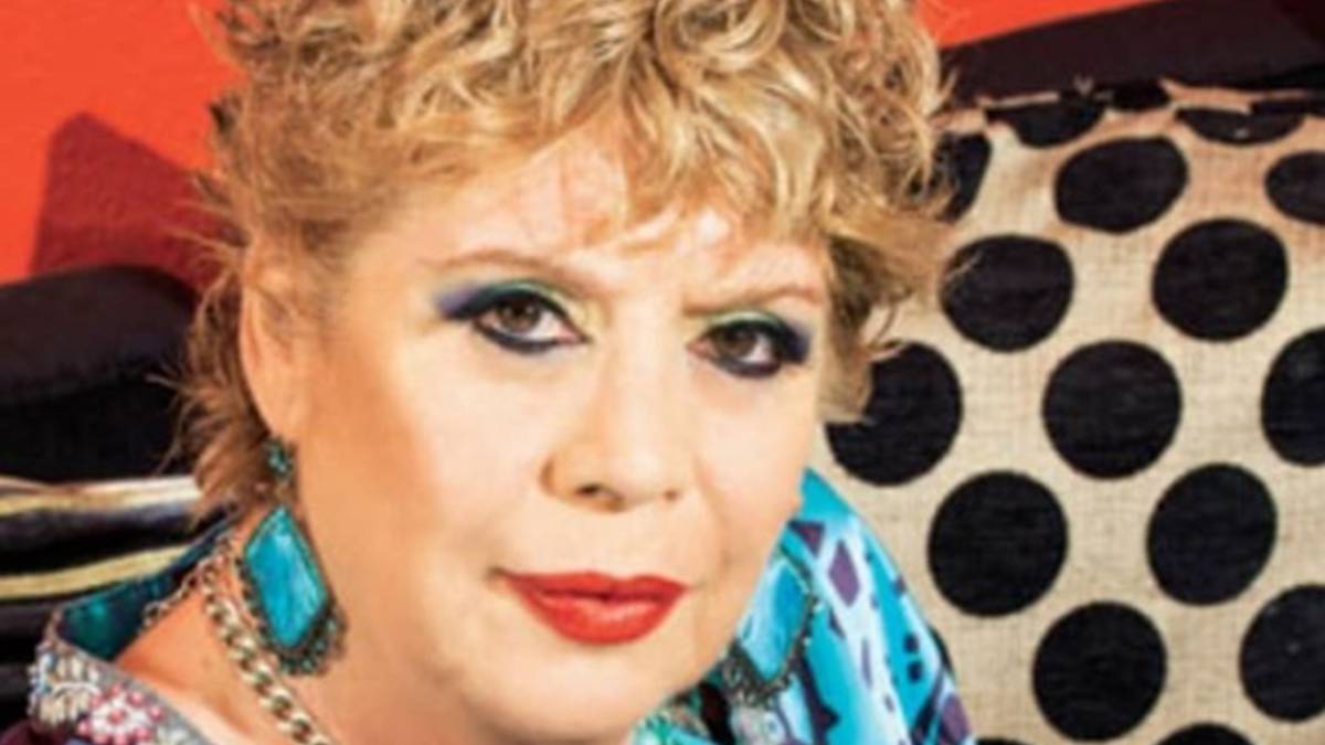 La cantante y actriz sevillana María Jiménez posando sentada en un sillón. Foto Instagram @mariajimenezoficial