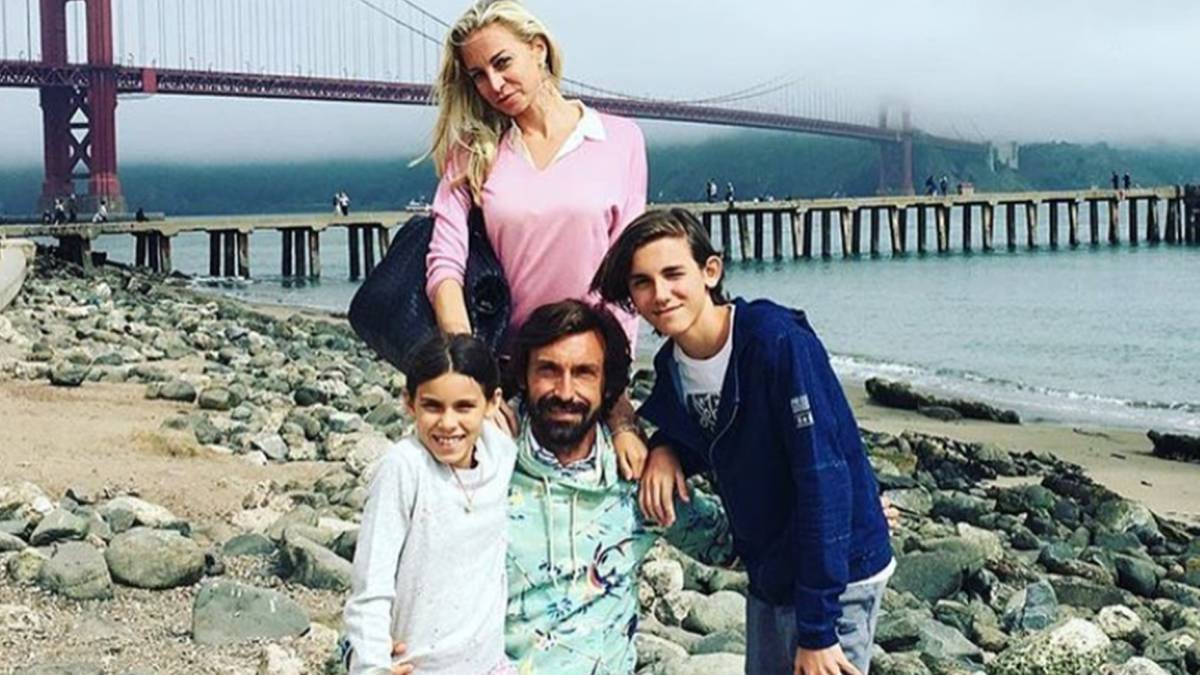 El exfutbolista italiano Andrea Pirlo con su novia y sus dos hijos mayores en San Francisco. Foto Instagram @andreapirlo21