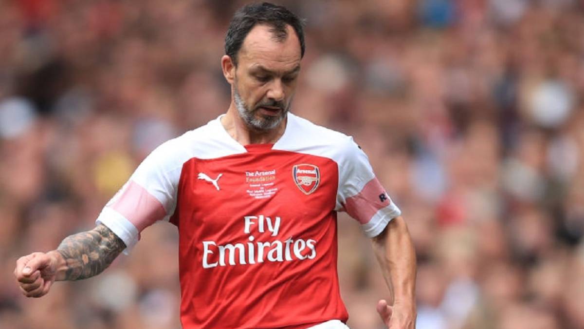 El exjugador del Arsenal que vivió la gloria de los 90 y luego se metió a bombero