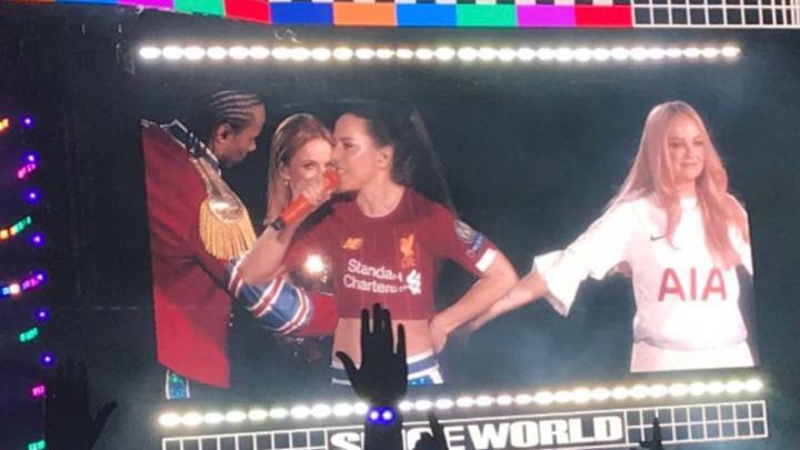 Mel C y Emma Bunton luciendo las camisetas del Liverpool y el Tottenham respectivamente en el concierto de las Spice Girls que coincidió con la final de la Champions League entre ambos equipos. Foto Twitter