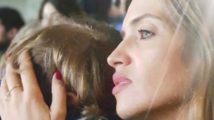 Sara Carbonero con uno de sus hijos viendo un partido de Iker Casillas con el Oporto en el estadio Do Dragão. Foto Instagram @saracarbonero